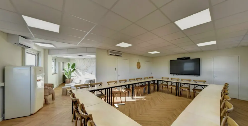 Ecole salle de réunion-minwebp