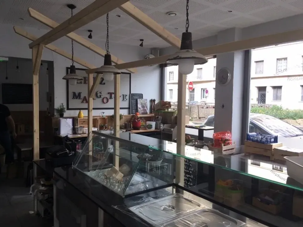 Commerce aménagement intérieur webp